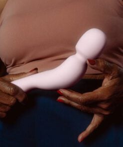 Dame Com Wand Vibrator in Periwinkle being held